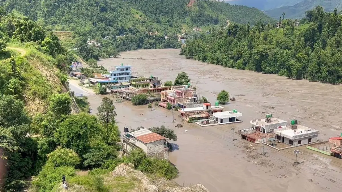 Die Flut bewegte sich über die Flussssysteme des Bhote Koshi und Trishuli weit in den Süden von Nepal.