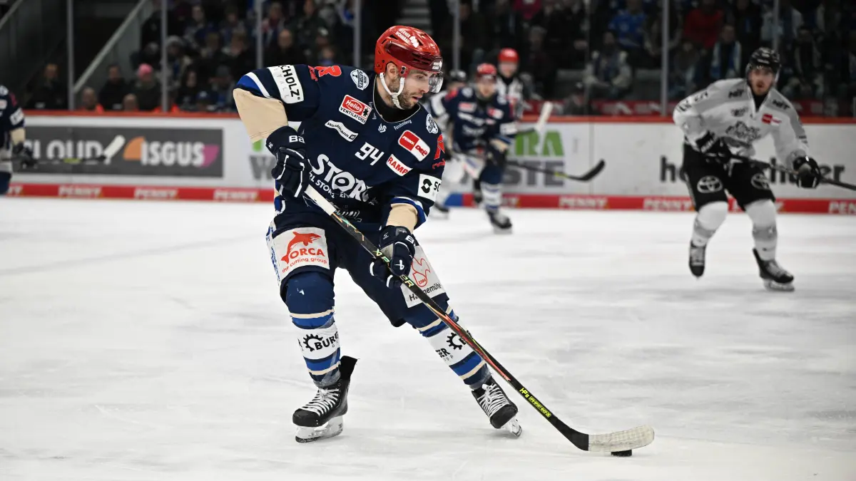 Phil Hungerecker Schwenninger Wild Wings Schwenninger Wild Wings gegen Koelner Haie, DEL, PlayOff Viertelfinale, Spiel 3, Saison 2025/2026, 20260329 Schwenninger Wild Wings gegen Koelner Haie, DEL, PlayOff Viertelfinale, Spiel 3, Saison 2025/2026, 20260329 Schwenningen *** Phil Hungerecker Schwenninger Wild Wings Schwenninger Wild Wings vs Koelner Haie, DEL, PlayOff Quarterfinals, Game 3, Season 2025 2026, 20260329 Schwenninger Wild Wings vs Koelner Haie, DEL, PlayOff Quarterfinals, Game 3, Season 2025 2026, 20260329 Schwenningen Copyright: xEibner-Pressefoto/SvenxLaeglerx EP_SVL