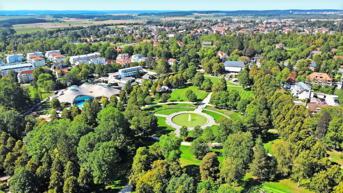 Bad Dürrheim, erscheint von oben betrachtet als eine grüne Stadt. Mit Kurpark (Vordergrund), Salinen- und Hindenburgpark und von dort ausgehend die Waldwege hinauf in den Kapf war die Kurstadt schon vor der Gründung der Aktionsgruppe Bad Dürrheim blüht auf keine ökologische Wüste.