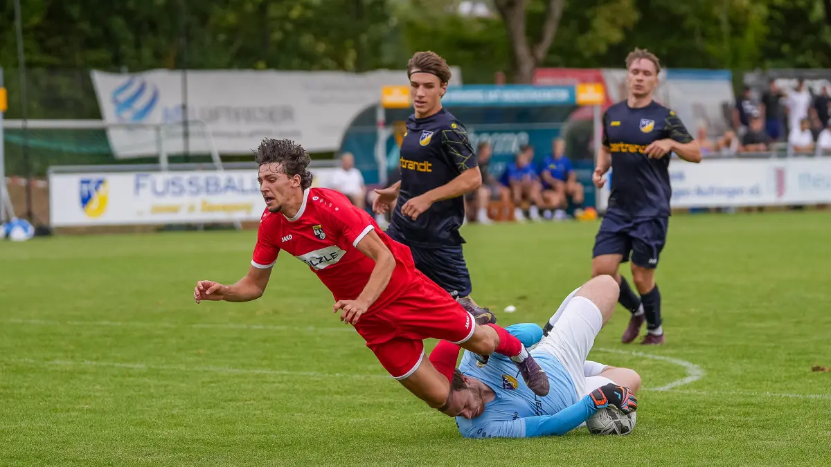 Paul Ulmer (TSV Ehningen,#01) hält Noel Feher (TSG Balingen Fußball II) auf ,
TSV Ehningen vs. TSG Balingen Fußball II, Fussball, Verbandsliga, 1.Spieltag, 2026/2027, 15.08.2026,
Foto: Eibner-Pressefoto/Daniele La Rocca