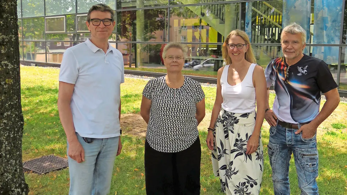 Zwei Lehrer der Schwenninger Feintechnikschule wurden in den Ruhestand verabschiedet (von links): Schulleiter Thomas Ettwein, Gundula Glaser, Meike Buschle vom Personalrat und Andreas Heinrich.