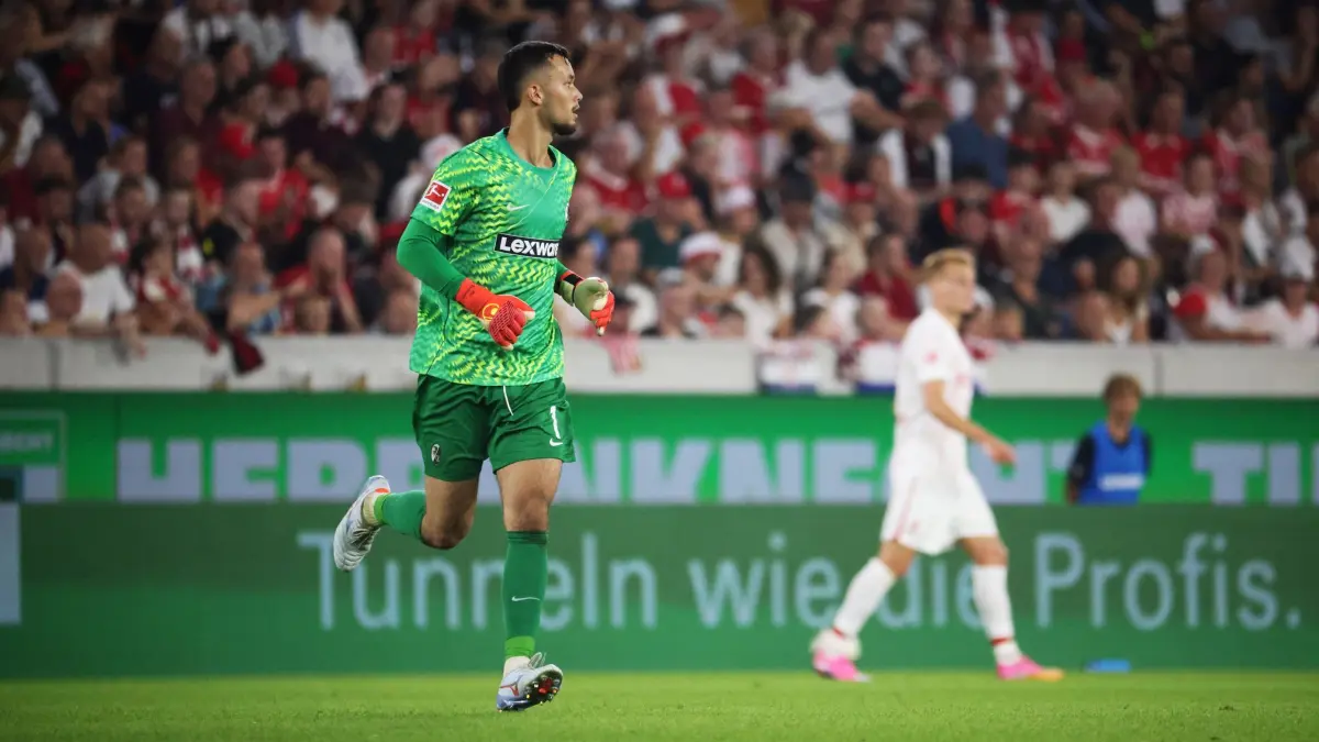 SC Freiburg - FC Motherwell: 27.08.2026, Baden-Württemberg, Freiburg im Breisgau: Fußball, Männer: UEFA Europa Conference League-Qualifikation, 4. Runde, Rückspiel, Europa-Park Stadion: Torwart Mio Backhaus (SC Freiburg) steht auf dem Spielfeld. (zu dpa: «Emotionaler Start: Backhaus in Freiburg direkt im Blickpunkt») Foto: Philipp von Ditfurth/dpa +++ dpa-Bildfunk +++