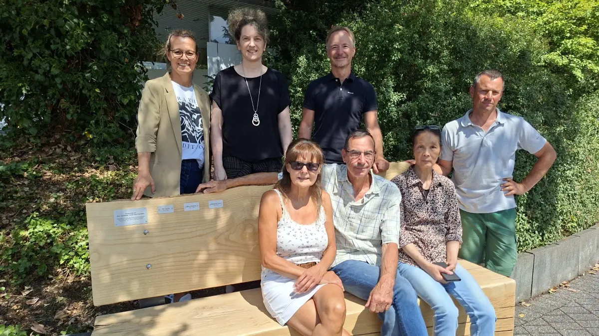 Zu Ehren von Silvia Blaesing, Hansjörg Fürst und Thi Cuc Ta (auf der Bank sitzend) findet im Kurpark eine kleine Feierstunde statt. Für das schöne Ambiente und die Kulinarik an diesem Mittag sorgt die Personalreferentin der Kur- und Bäder GmbH Katja Berrer (stehend von links), Annette Schleicher vom Kunden- und Gästemanagement der Kur- und Bäder GmbH ist die Ideengeberin für die besondere Ehrung der Betriebsrentner, Kurgeschäftsführer Markus Spettel bringt seinen Dank und seine Wertschätzung zum Ausdruck und der Leiter der Kurgärtnerei, Patrick Willmann, hat die Idee des „Rentnerbänkles“ umgesetzt.