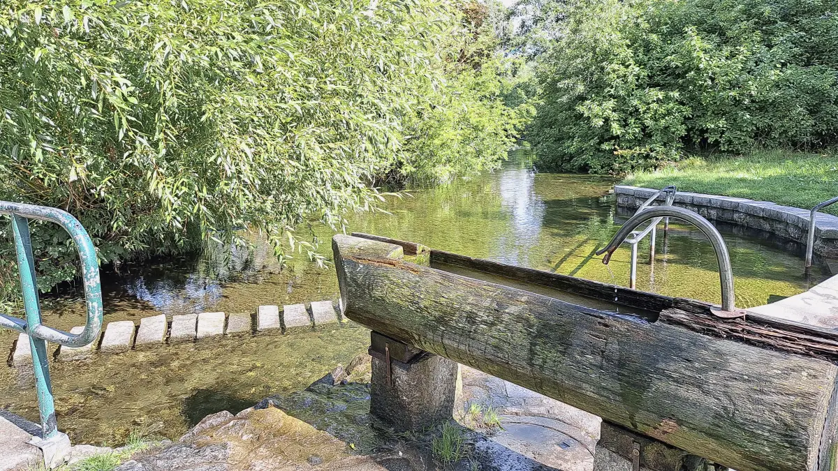 Eine kleine Abkühlung ist unter anderem in der Wassertretstelle an der Juniperusquelle in Allmendshofen möglich.