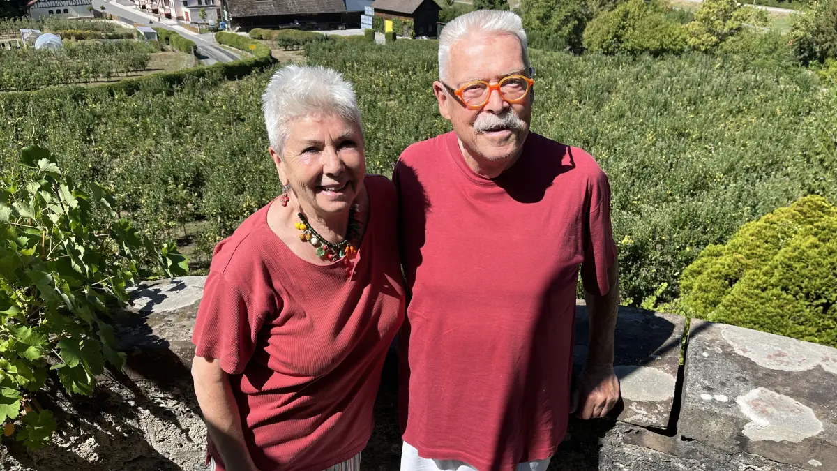 Martina Meuth und Moritz Neuner-Duttenhofer lächeln – ganz Medienprofis fürs Pressefoto. Dabei ist ihnen eigentlich so gar nicht zum Lachen zumute, wenn sie auf ihre Apfelplantage blicken. Langanhaltende Trockenheit und Hitze haben den Obstbäumen schwer zugesetzt.