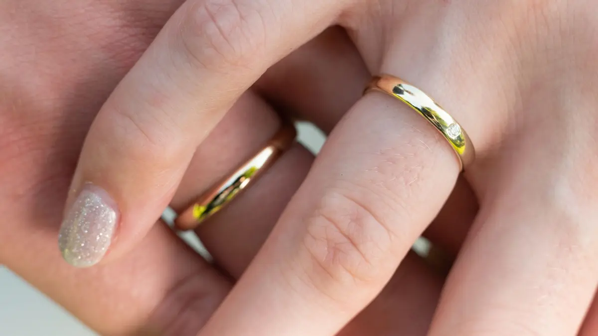 Hochzeitspaar: ARCHIV - 04.09.2021, Baden-Württemberg, Lenzkirch: Ein Brautpaar hält sich während seines Hochzeits-Fotoshootings die Hände. (zu dpa: «Priesteramt oder Ehe? Bistum Limburg äußert sich zum Zölibat») Foto: Silas Stein/dpa +++ dpa-Bildfunk +++