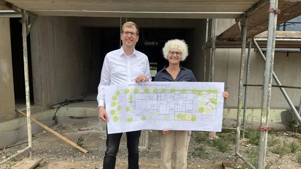 Der Kita-Eröffnung ging eine jahrelange Planung und Vorbereitung voraus. Hier stellten Christina Rhein (Leiterin Kita Schmetterling) und David Grau (Initiator) im August 2025 die Außenanlage der neuen Kita vor (Archivfoto).
