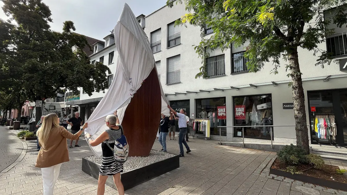 Enthüllen die neu platzierte Skulptur an der Neckarstraße in Horb (von links): Bianca Bok (Kreissparkasse Freudenstadt), Cara Lila Bauer (Vorsitzende des Kunstvereins Oberer Neckar), Oberbürgermeister Michael Keßler und Künstler Rüdiger Seidt.