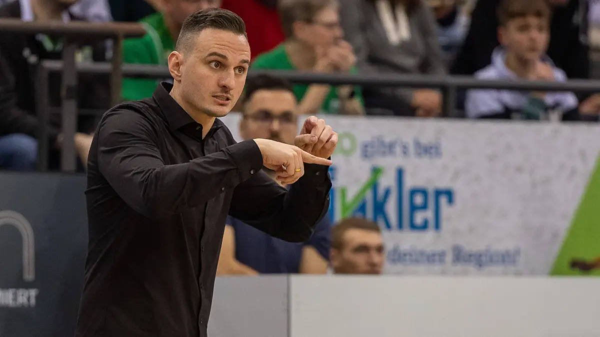 Pascal Heinrichs Roemerstrom Gladiators Trier, Head CoachRoemerstrom Gladiators Trier vs. Tigers Tuebingen, 2. Basketball, Bundesliga, Pro A, Barmer 2 Basketball, Spieltag 14, Spielzeit 2022/2023, 26.12.2022, Roemerstrom Gladiators Trier - Tigers Tuebingen, Basketball, 2. Bundesliga, Barmer 2 Basketball, Spieltag 14, Spielzeit 2022/2023, 26.12.2022 Trier *** Pascal Heinrichs Roemerstrom Gladiators Trier, Head Coach Roemerstrom Gladiators Trier vs Tigers Tuebingen, 2 Basketball, Bundesliga, Pro A, Barmer 2 Basketball, Matchday 14, Season 2022 2023, 26 12 2022, Roemerstrom Gladiators Trier Tigers Tuebingen, Basketball, 2 Bundesliga, Barmer 2 Basketball, Matchday 14, Season 2022 2023, 26 12 2022 Trier Copyright: xDennisxDuddek/xEibnerxPressefotox EP_DDK