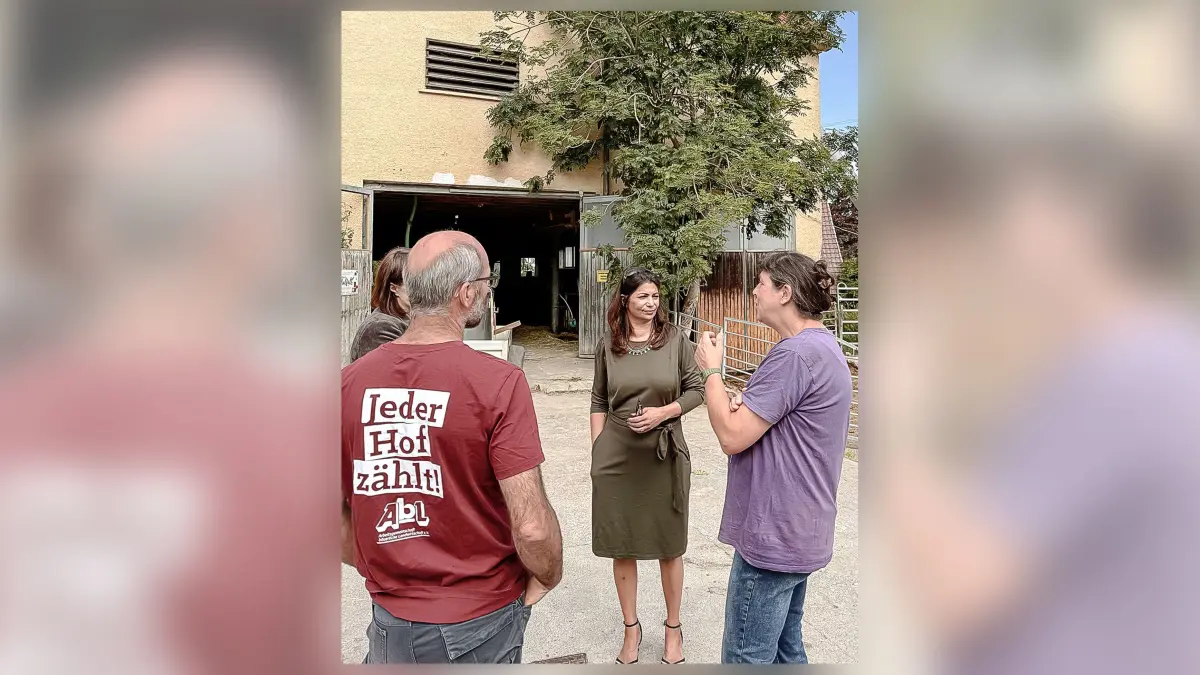 Deryia Türk-Nachbaur (Mitte) im Gespräch mit Brigitte und Nicolas Batsching-Lemesle.