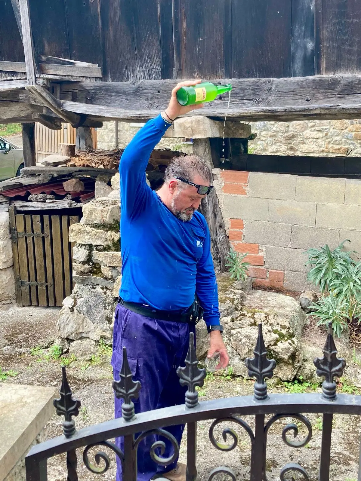 Die Flasche über Kopf, das Glas so tief wie möglich: So muss die Sidra, der perlende Apfelwein aus Nordspanien, eingeschenkt werden. Ein Einheimischer macht es vor.