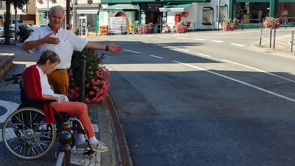 Peter Hirschberger beklagt den Wegfall von zwei Zebrasreifen an der Ortsdurchfahrt von Bad Liebenzell. Auf dem Bild ist er zusammen mit seiner Frau Susanne Hirschberger zu sehen, die im Rollstuhl sitzt.