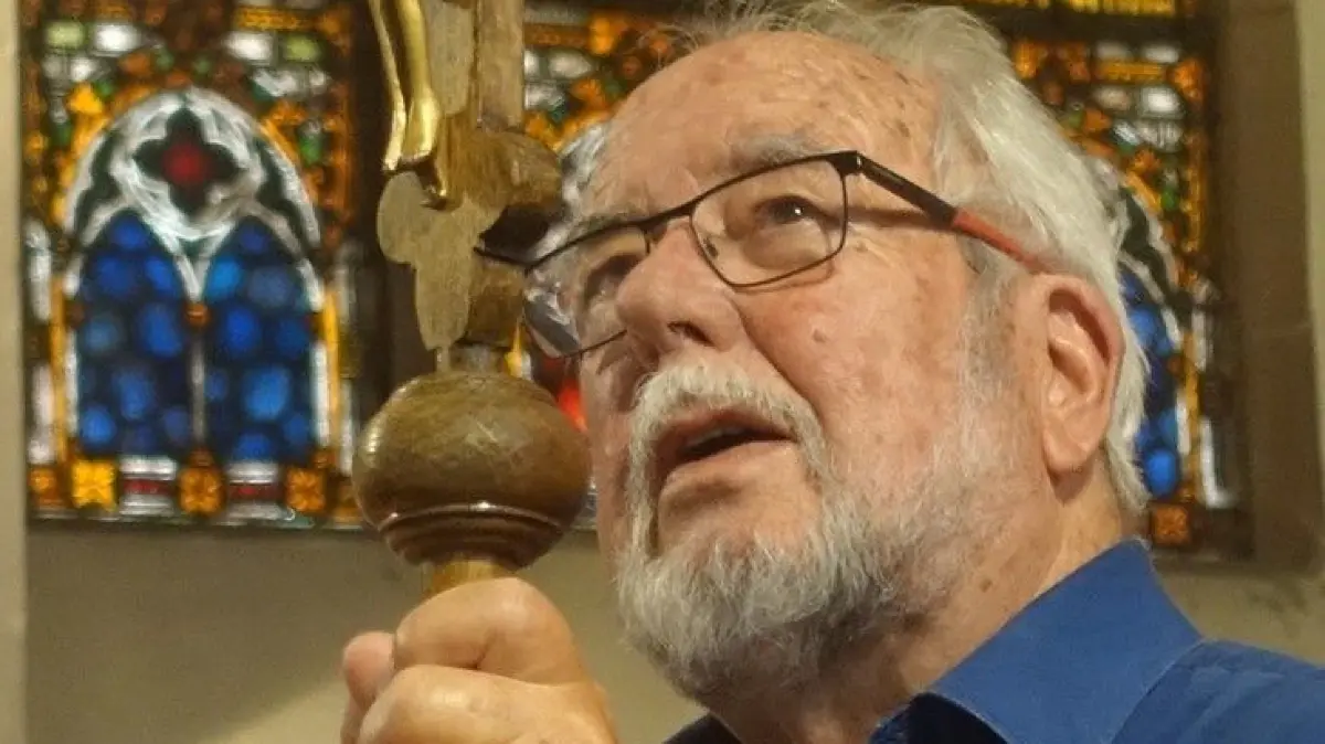 Helmut Bauckners Kirchenführung mit Bildinterpretation der Glasfenster von Emil Wachter stieß auf großes Interesse.