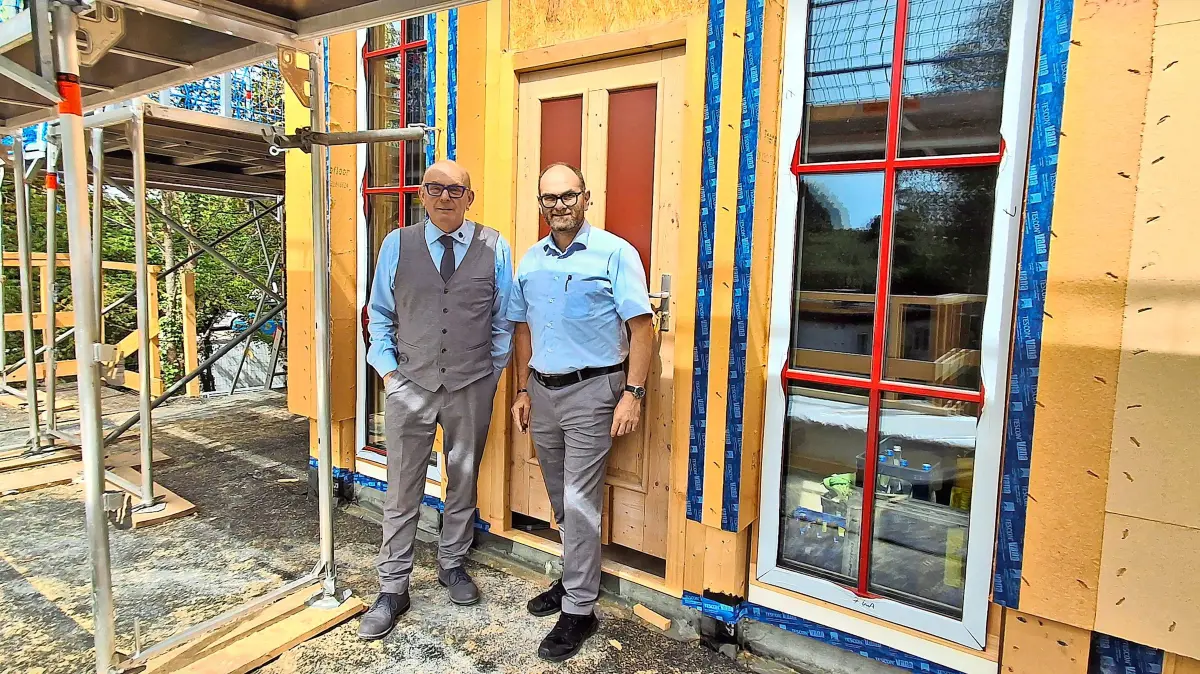 Rainer Wagner (rechts) und Norbert Hirt vom Bestattungshaus Preidel, Hirt und Butzer eröffnen im Frühling 2027 das erste Trauercafe in Villingen. Eine Terrasse wird es auch geben. Foto: Eva Huber