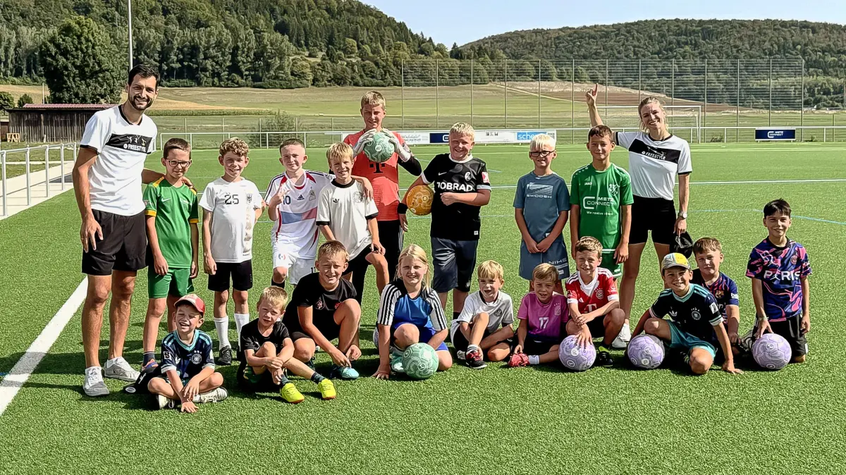 Mannschaftsbild mit der ganzen Gruppe und dem Freestyle-Weltklasse-Duo Patrick und Aguśka Bäurer.