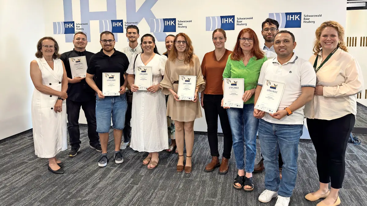 Die Absolventen der Gründergarage präsentieren im Haus der Wirtschaft in Villingen-Schwenningen stolz ihre Urkunden. Sie wurden begleitet von den IHK-Referenten Chiara Birk (rechts) und Maik Schirling (vierter von links).