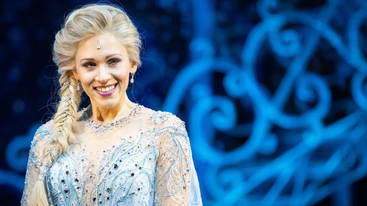 25.10.2021, Hamburg: Sabrina Weckerlin (Eiskönigin Elsa), Musicaldarstellerin in dem neuen Musical «Die Eiskönigin», steht bei einer gestellten Fotoszene nach einer Presse-Probe auf der Bühne im Stage Theater an der Elbe. Disneys Musical «Die Eiskönigin» feiert am 8. November Premiere. Foto: Christian Charisius/dpa +++ dpa-Bildfunk +++