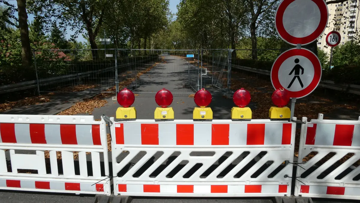 Die Brücke ist aktuell für sämtliche Verkehrsteilnehmer gesperrt.