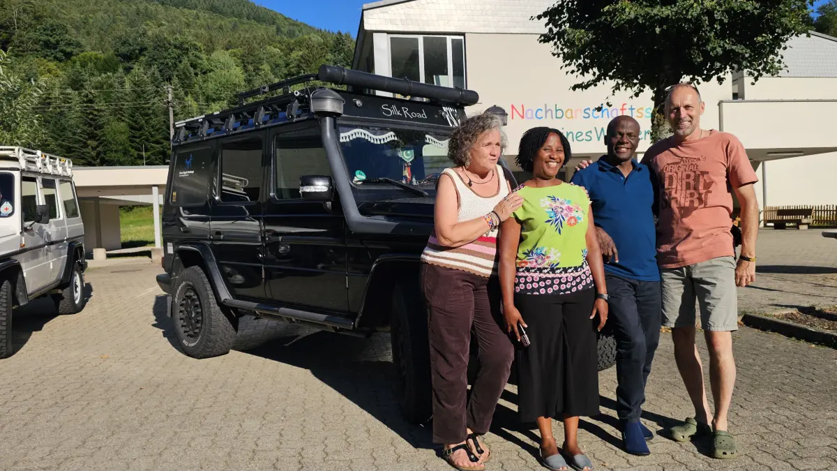 Stefan und Annette Hauser mit der treibenden Kraft Micheal Mwase vom Rainbow House of Hope in Uganda und dessen Partnerin Christine Turihamwe, Bildmitte, beim Tegernauer Benefizvortrag über eine zweijährige Weltreise.