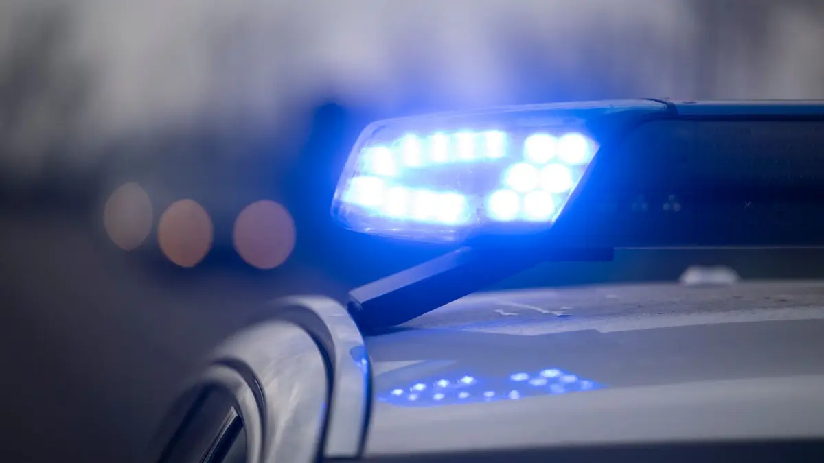 Polizei - Symbolbild: ARCHIV - 17.12.2025, Baden-Württemberg, Kehl: Ein Blaulicht blinkt während eines Fototermins mit der Deutschen Presse-Agentur (dpa) an der deutsch-französischen Grenze an einem Einsatzfahrzeug der Bundespolizei. (zu dpa: «Jugendlicher bei Motorradunfall lebensgefährlich verletzt») Foto: Marijan Murat/dpa +++ dpa-Bildfunk +++
