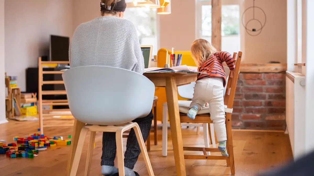 Für viele junge Menschen ist das Babysitten ein lukrativer erster Nebenjob.
