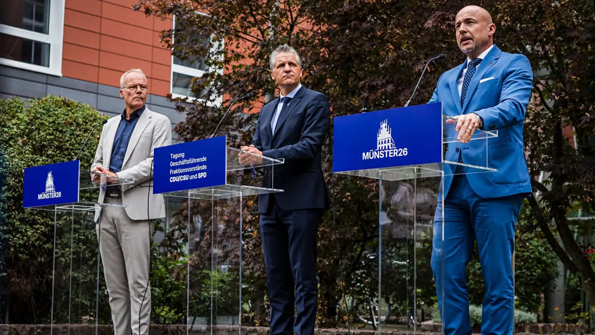 Abschluss der Klausurtagung von Union und SPD: 28.08.2026, Nordrhein-Westfalen, Münster: Abschlussstatement von Dr. Matthias Miersch (v.l.n.r.),Vorsitzender der SPD-Bundestagsfraktion, Thorsten Frei ,Vorsitzender der CDU/CSU-Bundestagsfraktion, und Alexander Hoffmann ,Vorsitzender der CSU im Bundestag, am Ende der Klausurtagung der Fraktionsvorstände von Union und SPD. Nach der Sommerpause kommen die Fraktionsführungen von Union und SPD zusammen, um die Koalitionsarbeit für die nächsten Monate vorzubereiten. Die Union geht mit dem neuen Vorsitzenden Thorsten Frei in die Beratungen, der kurz vor der Sommerpause gewählt worden war. Foto: Lars Berg/dpa +++ dpa-Bildfunk +++