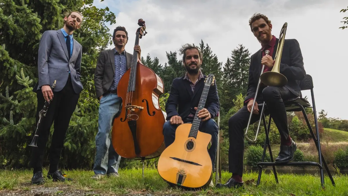 Joli Jardin Square ist eine französische Gruppe, die traditionellen New Orleans Jazz, Swing und Gypsy Jazz spielt.