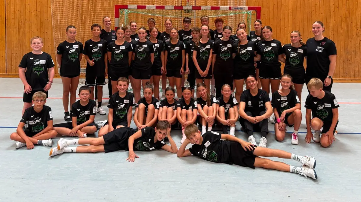 Die Teilnehmer des Handballcamps der HBK mit Trainerin Miriam Hirsch und weiteren Spielerinnen der TuS Metzingen aus der Handball-Bundesliga der Frauen.