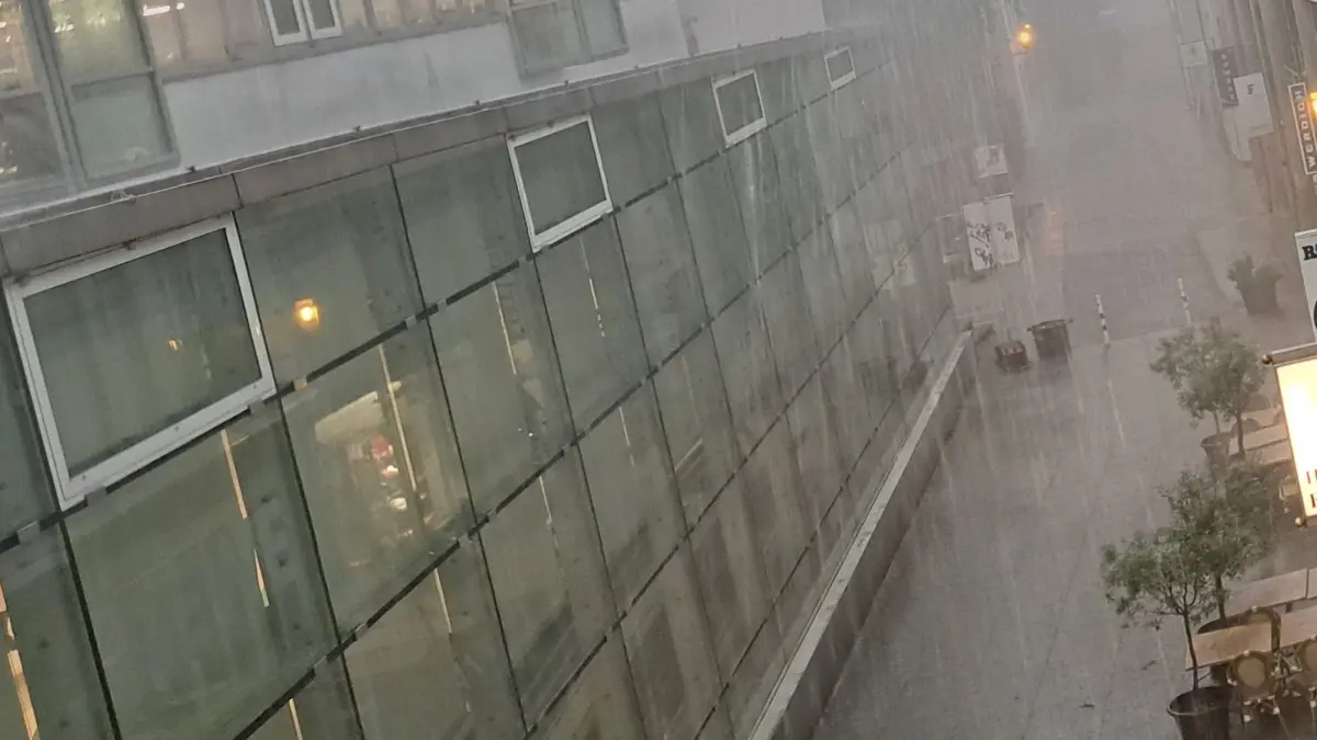 Kurz, aber umso stärker fiel am Freitagvormittag der Regen über Lörrach. Hier der Blick ins Adlergässchen. Neunmal musste die Feuerwehr im Stadtgebiet ausrücken.
