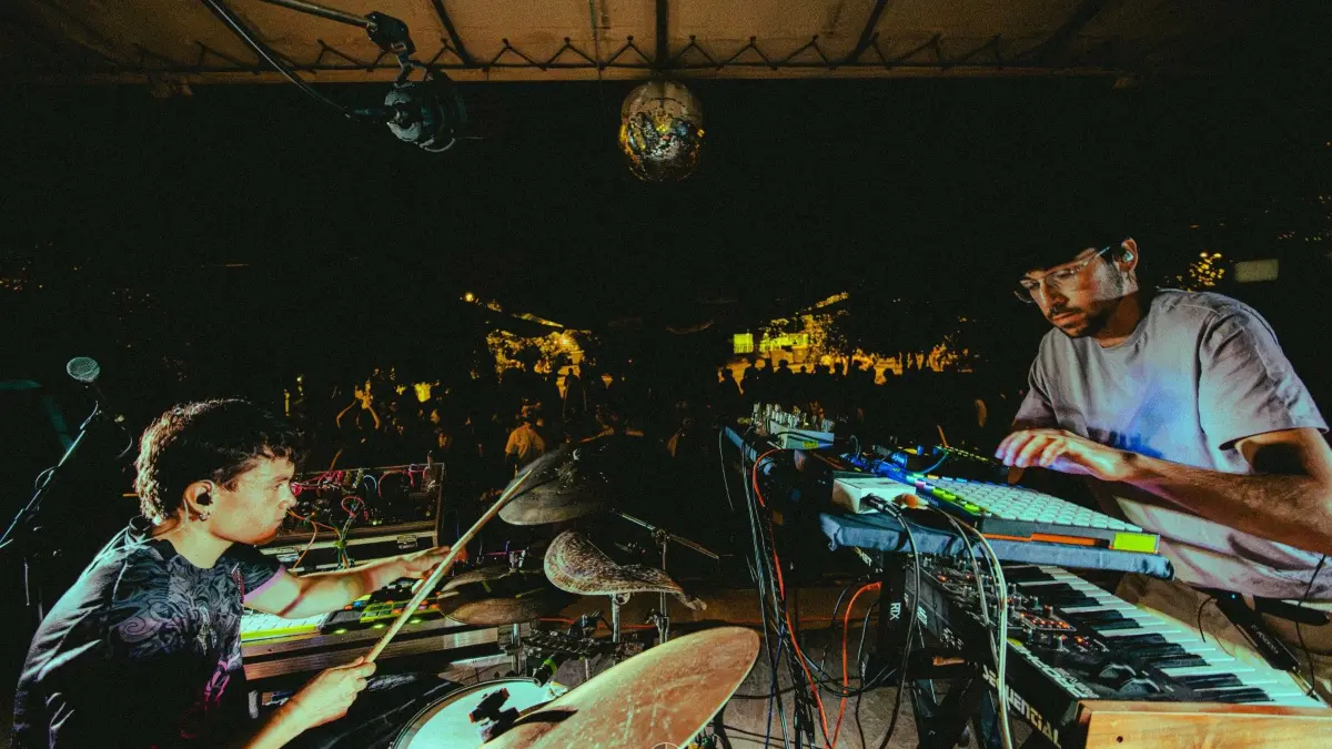 Die Formation !AZAR AZAR! ist am Donnerstag in Rötenberg zu erleben. Bei Vincent Heno (Piano, Synth) und Ewan Douard (Drums) trifft Jazz auf elektronische Klangwelten.
