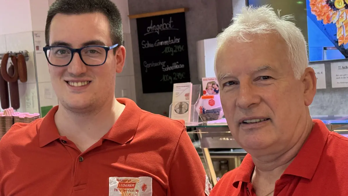 Sie führen die Metzgerei Lederer jetzt gemeinsam: Joachim "Jogi" Lederer r. und sein designierter Nachfolger Francesco Mingardo.