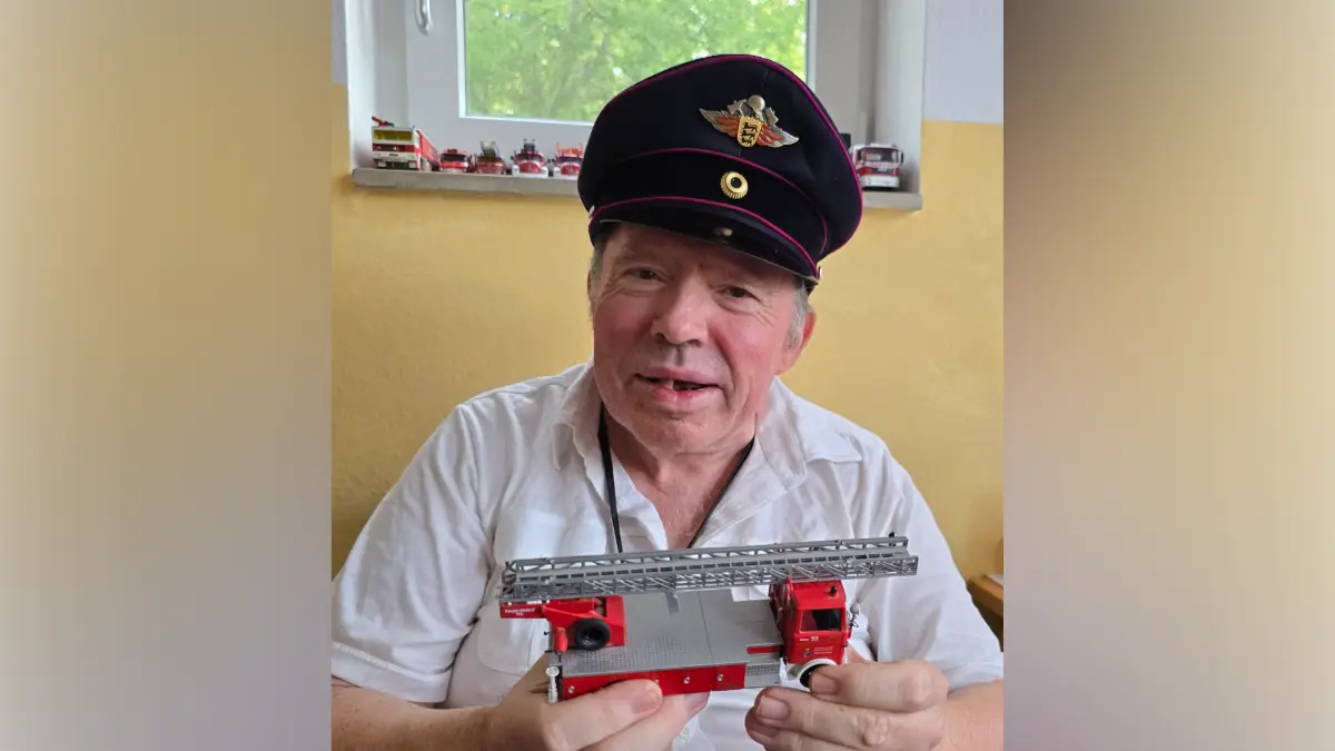 Norbert von Schwech und seine große Leidenschaft: Der Schwenninger liebt die Feuerwehr, und er weiß alles über sie. Was er da in Händen hält? Ein Modell aus seiner Sammlung versteht sich: "DL 22H, Mercedes Benz, LP 813 Metzleiter, Baujahr 1975, war ein Fahrzeug der Abteilung Villingen, privat erworben ins Rheinland", sprudelt es aus ihm wie auf Knopfdruck heraus.
