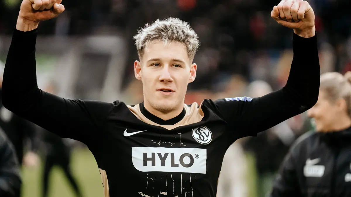 In Siegerpose: Abwehrchef Lukas Pinckert. Mit Elversberg ist er sensationell in die Bundesliga aufgestiegen.