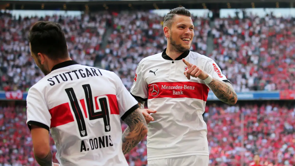 BAU// 12.05.2018 München Fußball FC Bayern München vs. VfB Stuttgart, Torschütze Daniel Ginczek (VfB, rechts) jubelt über sein Tor zum 0:1