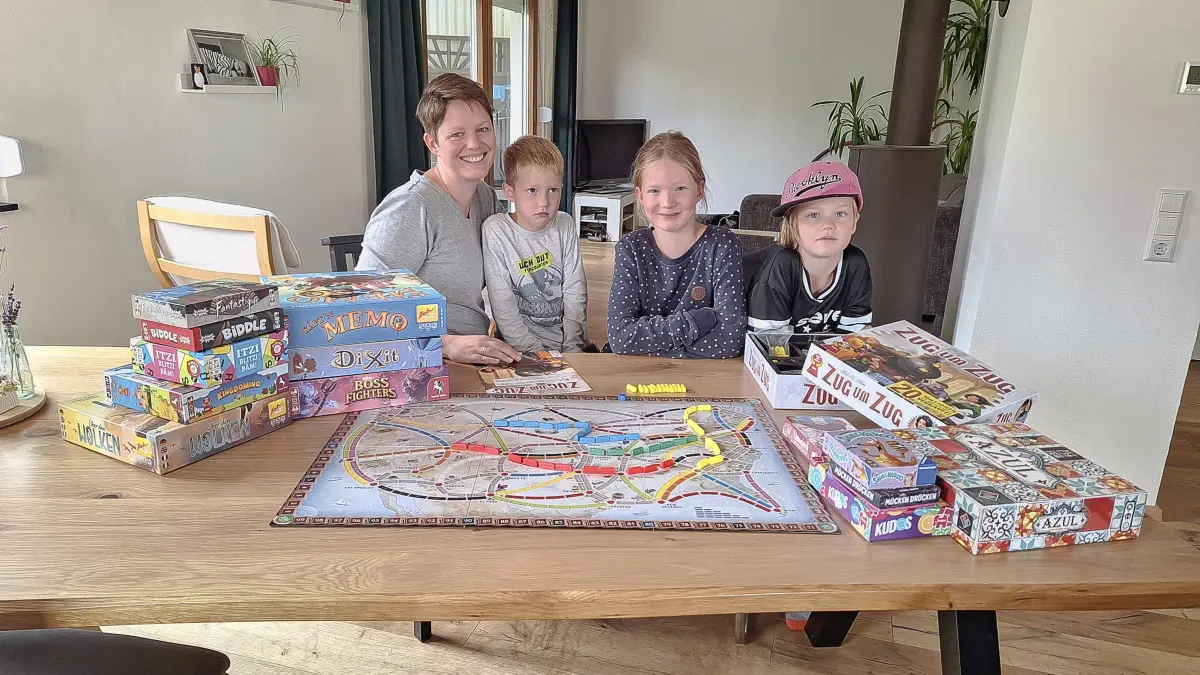 Dank Angelika Zimmermann findet die Aktion "Stadt-Land-Spielt!" im September im Mariensaal in Donaueschingen statt. Auch ihre Kinder Martin, Nele und Anni spielen gerne mit ihrer Mama ein Gesellschaftsspiel.