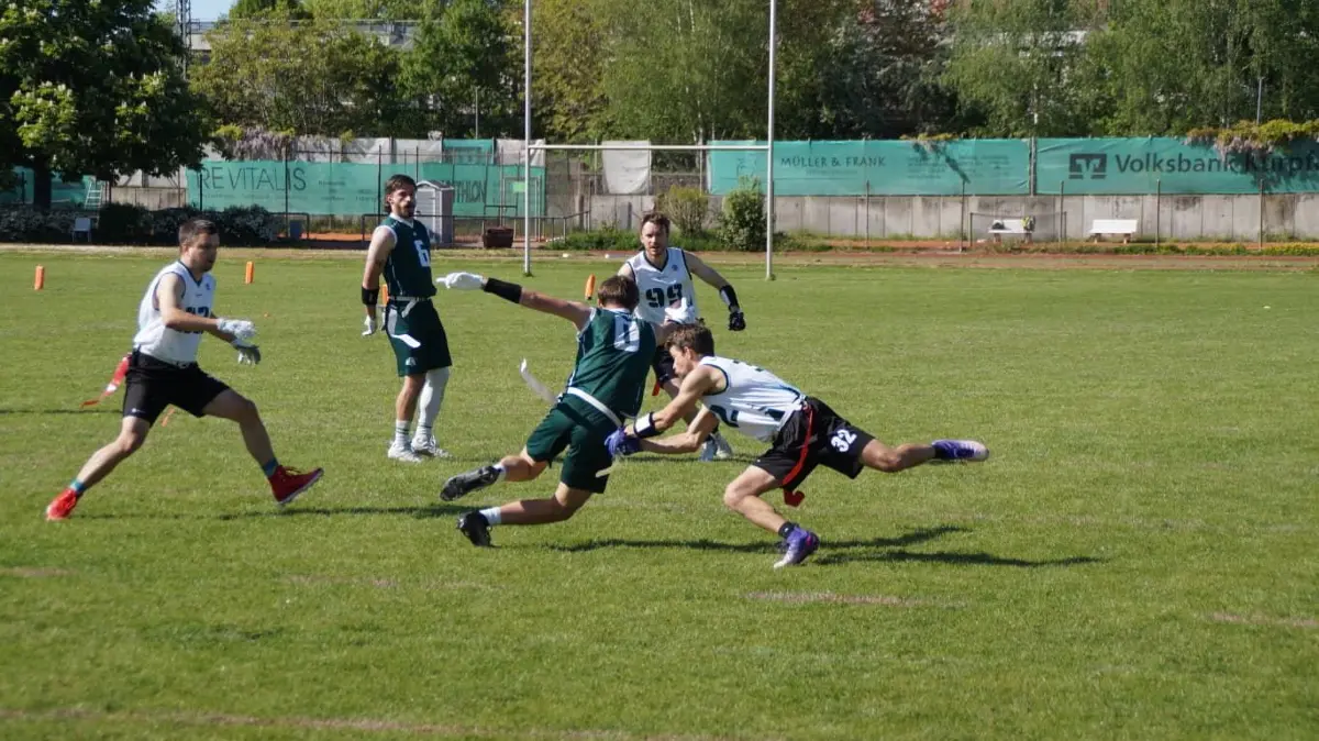 Beim Flag Football wird der Angriff beendet, indem die Flagge aus dem Gürtel des Ballführers gezogen wird.