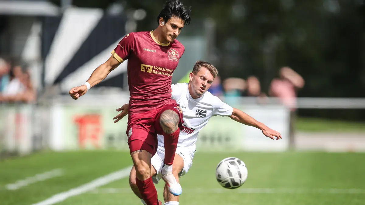 Die Nullachter, hier Leon Albrecht gegen Flavio Santoro (vorne), taten sich nach der 1:0-Führung schwer.