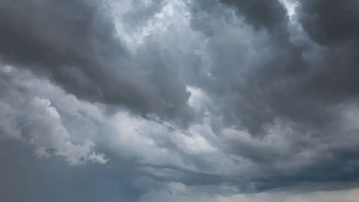 Gewitter über Norddeutschland: ARCHIV - 04.06.2026, Mecklenburg-Vorpommern, Neuendorf: Dunkle Gewitterwolken ziehen über einen Windpark (Luftaufnahme mit Drohne). (zu dpa: «Kein Sturm wie am Freitag - Wie sich der Wind weiter verhält») Foto: Jens Büttner/dpa +++ dpa-Bildfunk +++