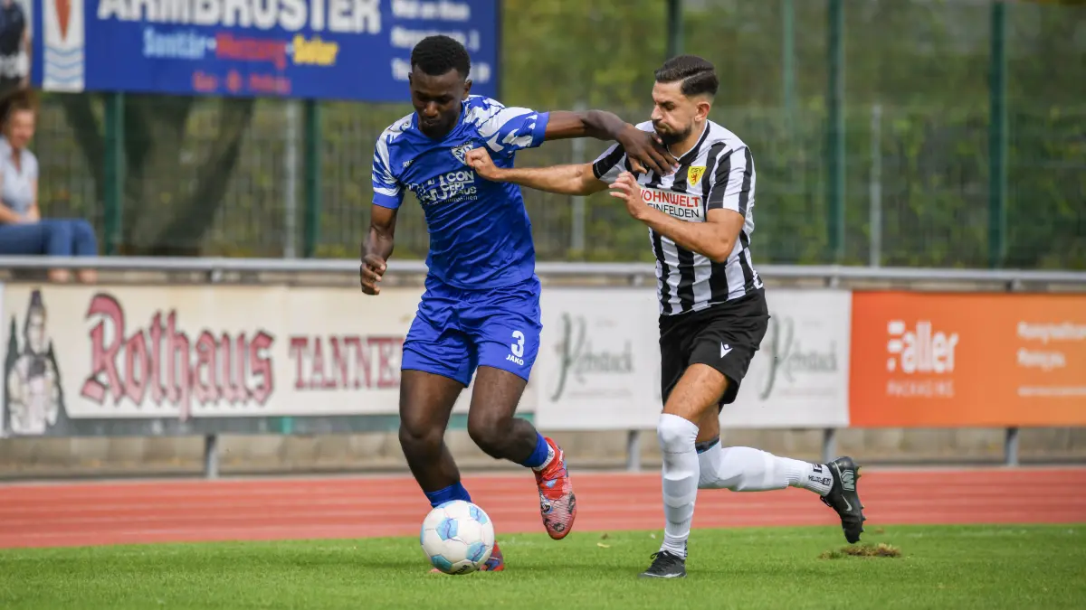 Chance genutzt: Abdul Bah (links, gegen Romano Males) traf für den SV Weil zum 1:0.