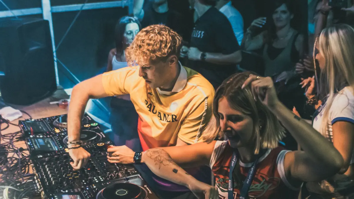 DJ Summit am Pult auf dem Bassaffekt in Balingen: Keine große Geste, kein hektisches Herumfuchteln, nur konzentrierte Arbeit an Beats, Samples und Übergängen. Um ihn tanzt die Menge, hinter ihm darf die Nebelmaschine für noch mehr Stimmung sorgen. Die Besucherzahl hat sich seit dem vergangenen Jahr verdreifacht.