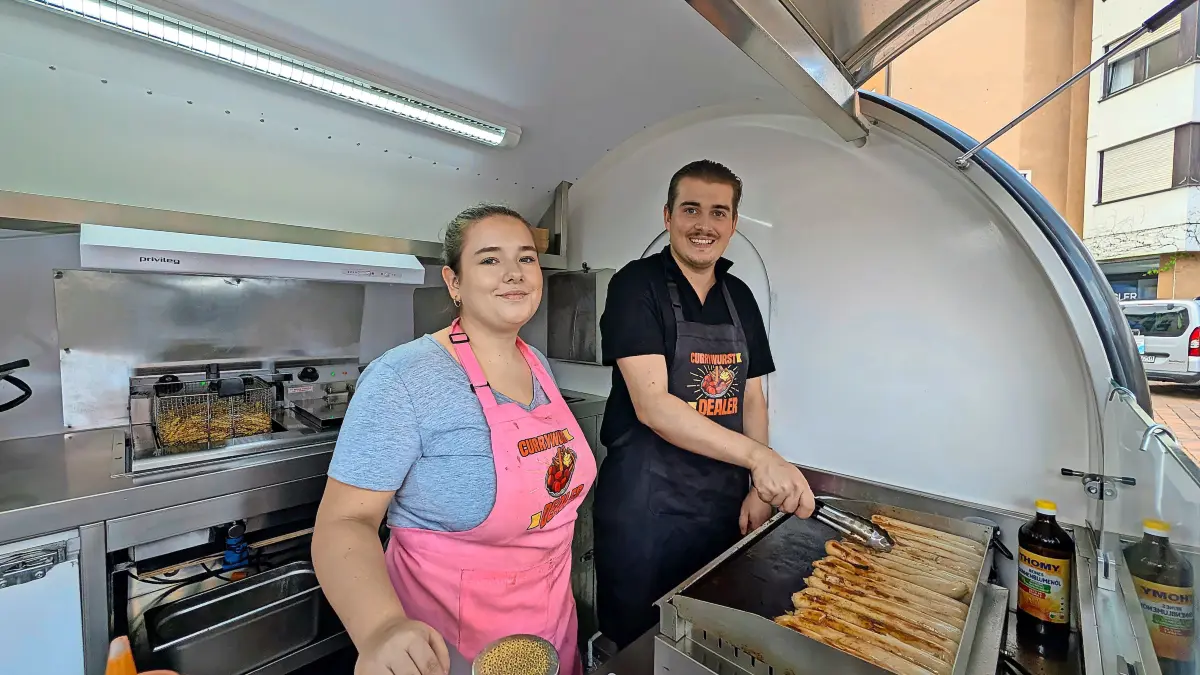 Herzhafte Currywürste gab es bei den Currywurst-Dealern.