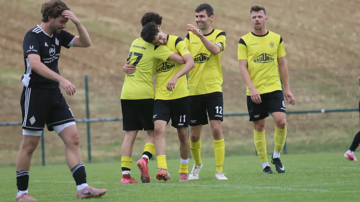 Gleich fünf Mal hatten die Spieler des SV Zimmern Grund zum ein Tor bejubeln. Die Spieler aus Gechingen waren nach der Klatsche bedient.