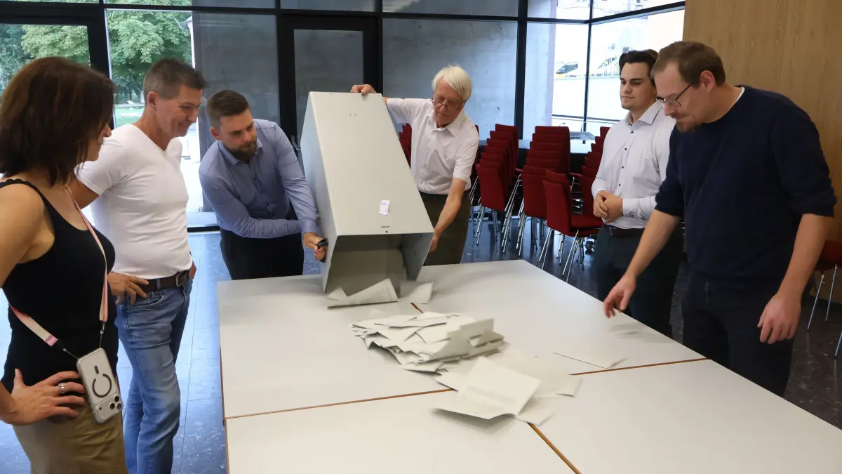Die Wahlurne wird geleert.