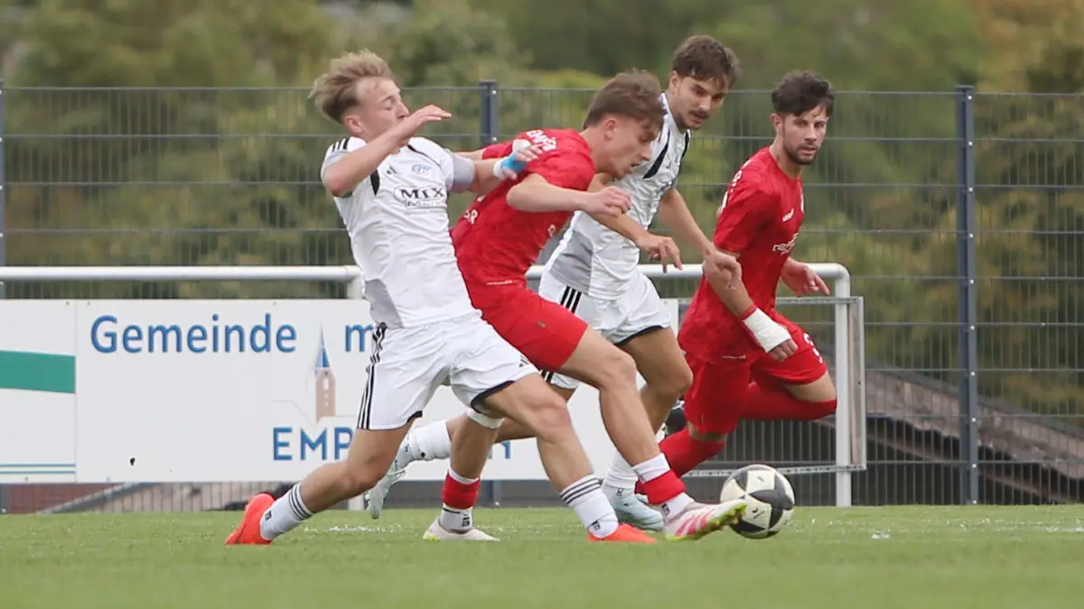 Nach Balleroberung von Robin Schüssler (am Ball) traf Sandro Mihic (im Hintergrund) zum 2:0 gegen den BSV Schwenningen.