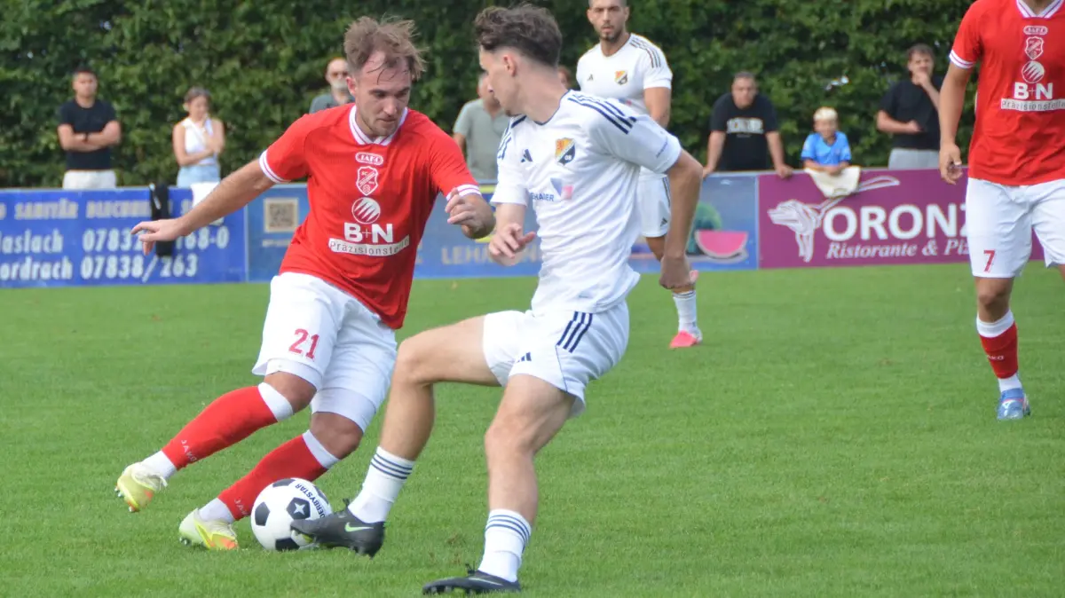 Luca Kehl erobert für den Sportclub das Leder von Marco Hanser in der Laufenburger Hälfte und leitet somit das 2:0 ein.