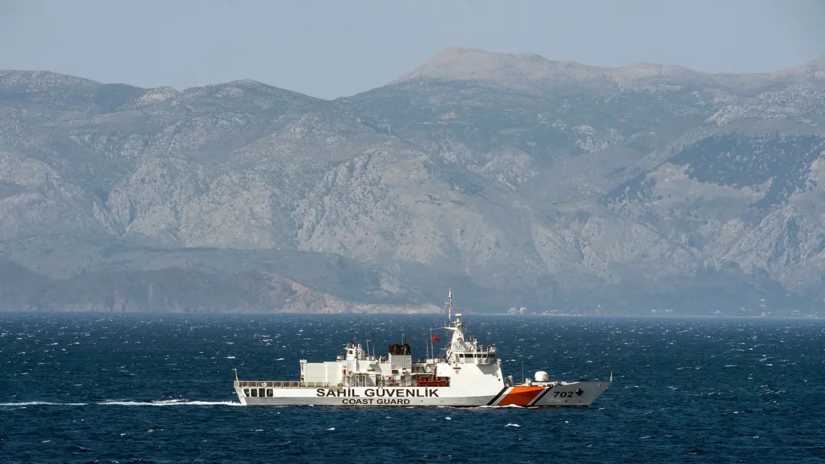 Schiff der Türkischen Küstenwache in der Ägäis: ARCHIV - 19.04.2016, ---: Ein Schiff der türkischen Küstenwache patrouilliert am 20. April 2016 in der Ägäis vor der türkischen Küste. Foto: JOHN MACDOUGALL/AFP-Pool/dpa +++(c) dpa - Bildfunk+++ (zu dpa: «Fähre vor Zypern gekentert - mindestens sechs Tote») Foto: John Macdougall/dpa +++ dpa-Bildfunk +++