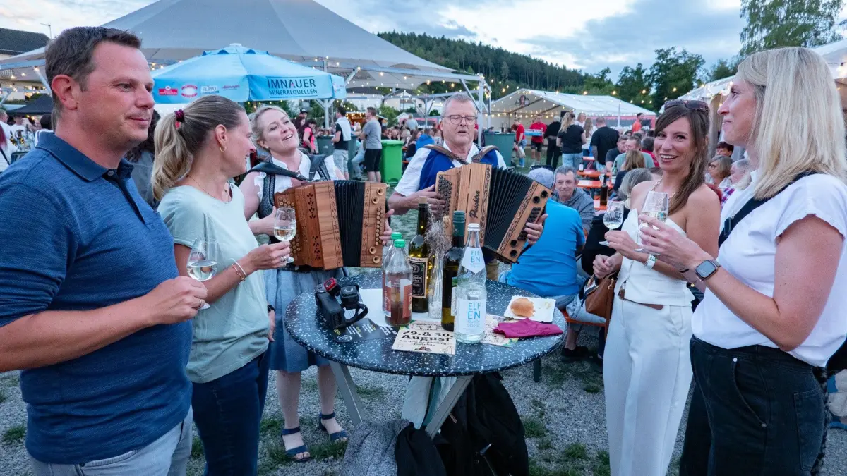 Groß war der Andrang, prächtig die Stimmung beim fünften Weinfest der Rangendinger Mönchsgrabenhexen.