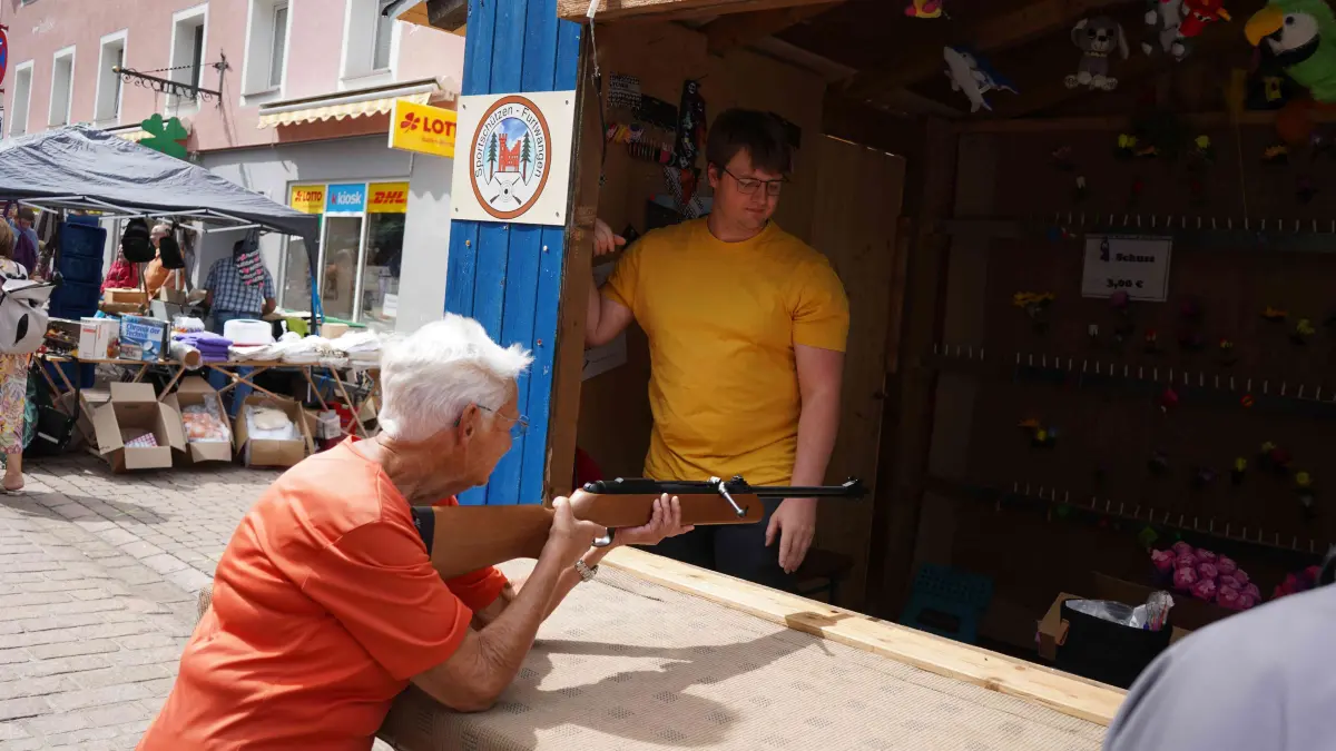 Buntes Treiben herrscht am Wochenende bei Trödlermarkt und Stadtfest in der Furtwanger Innenstadt.