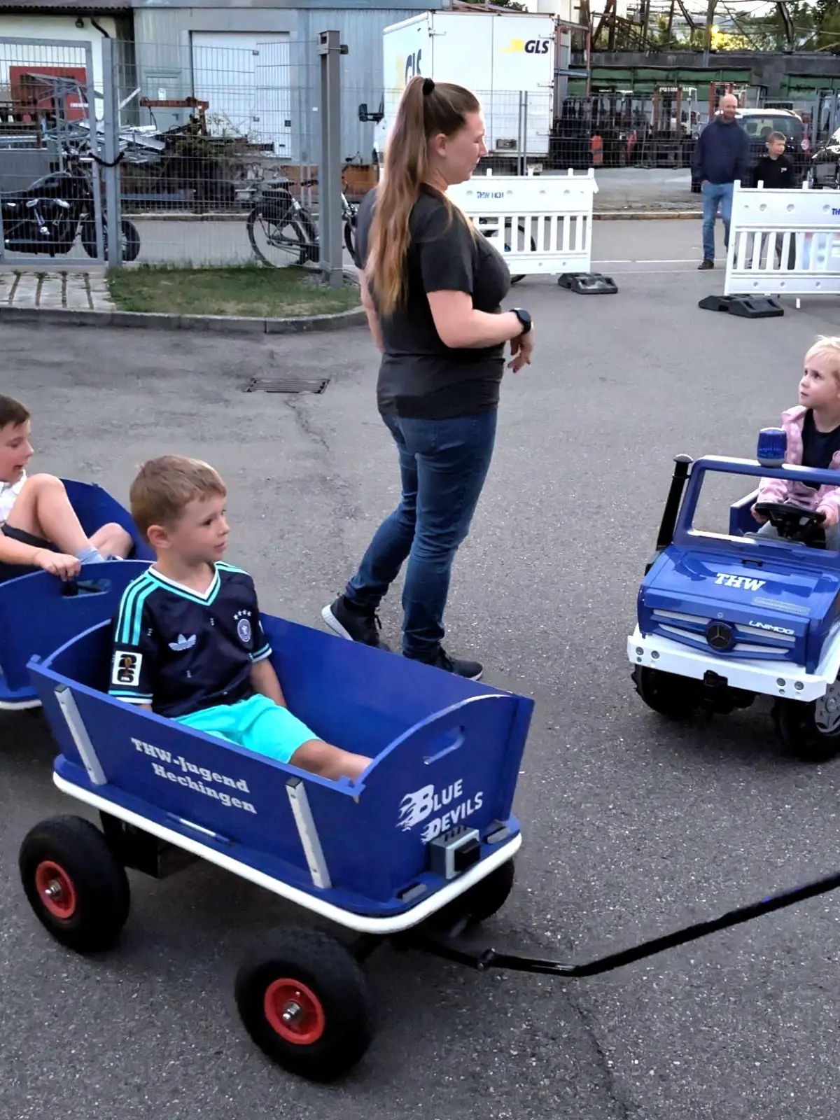 Im THW-Bollerwagen eine Runde über den Hof drehen? Dieses Angebot kam bei den kleinen Gästen bestens an.