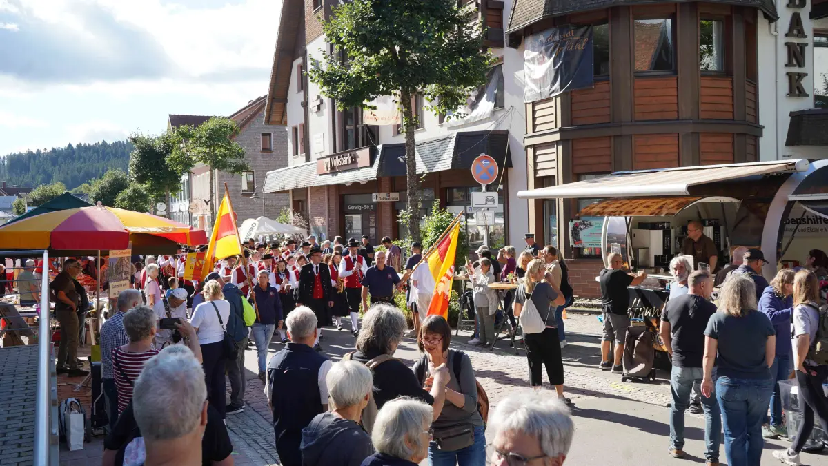 Buntes Treiben herrscht am Wochenende bei Trödlermarkt und Stadtfest in der Furtwanger Innenstadt.